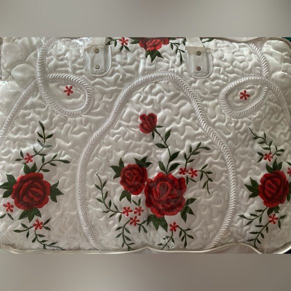 New Red Roses White Satin Embroidered Quilted Bedspread Full Double - Picture 6 of 16